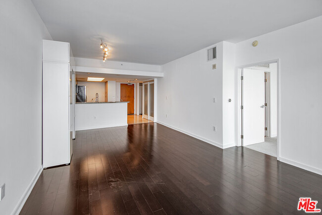Building Photo - 13700 Marina Pointe Dr