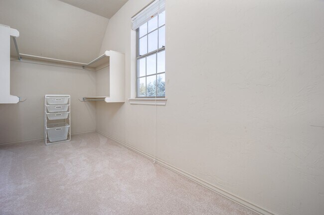 Building Photo - Executive (5) Bed/(4.5) Bath + Study Avail NOW! Must-See Amenities!