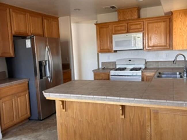 Building Photo - Charming 2-Story Home in a Convenient Tehachapi Location