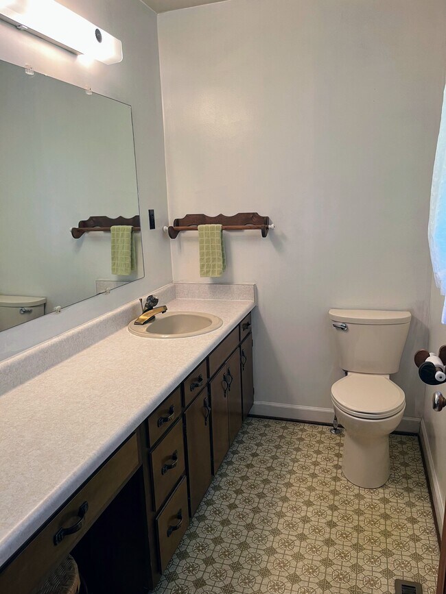 Half bath - 3805 Knollwood Dr