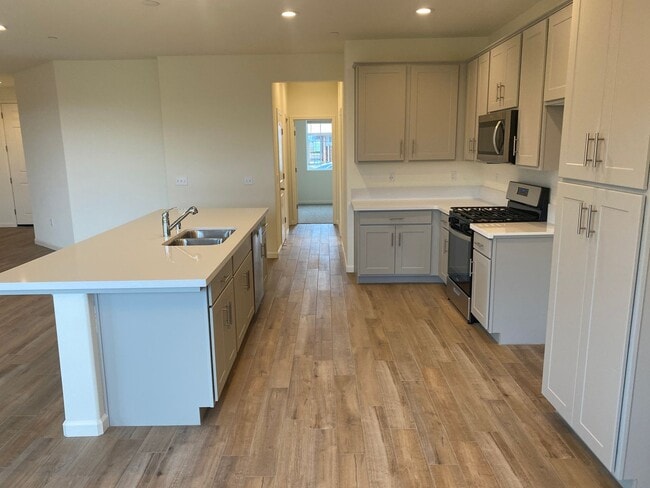 Building Photo - Newer 3 Bedroom 2 Bathroom Home in Tulare!