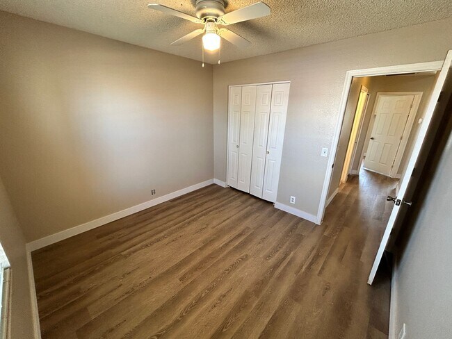 Building Photo - *NEW* Paint *NEW* Flooring *NO* HOA Glenda...