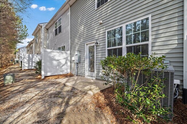 Building Photo - Beautiful 4 Bedroom Townhome in SE Raleigh!