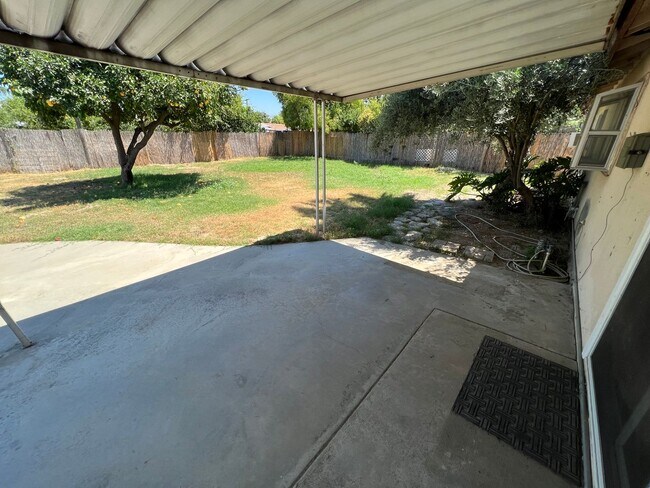 Building Photo - 4 bedroom 2 bath,  fenced yard w/ fruit tr...