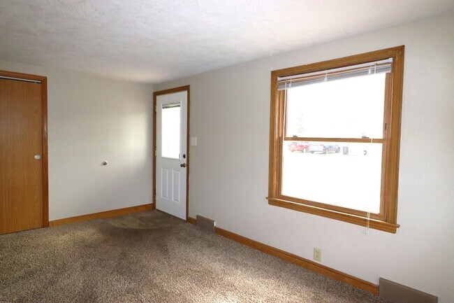 Building Photo - Refurbished 4-Bedroom Home