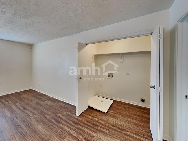 Building Photo - 9116 Dolphin Cir