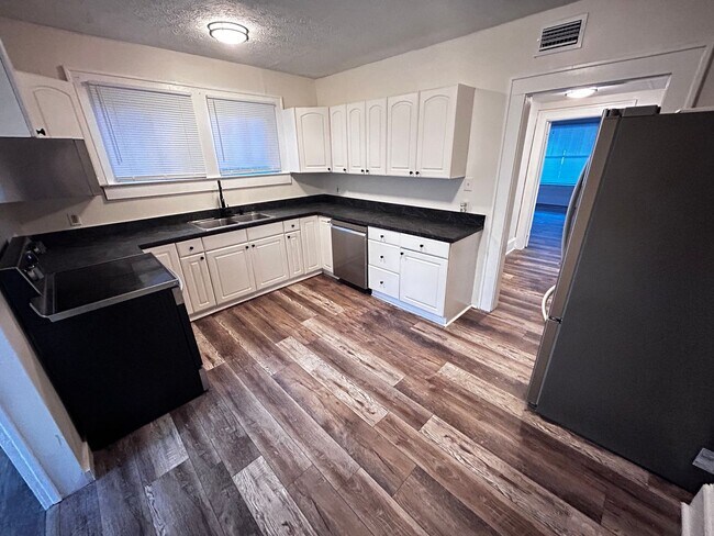 Building Photo - 2561 Rosselle St