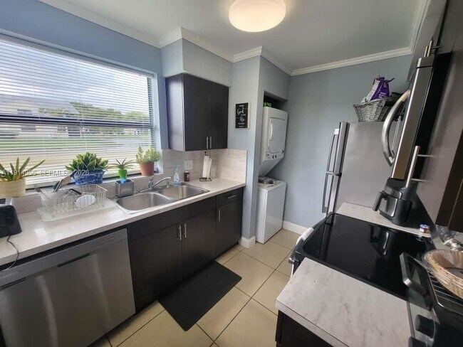 Building Photo - 960 N Franklin Ave