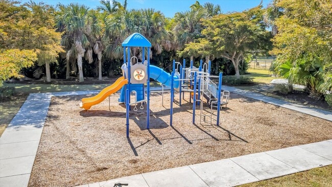 Building Photo - 2Bed/2Bath + Den in Gated Community of Nokomis + 2-Car Garage