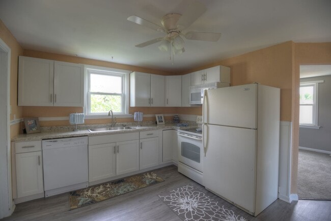 Building Photo - 2-Bedroom, 1-Bath Single-Family Home with Integral Garage and Renovated Interior for Rent