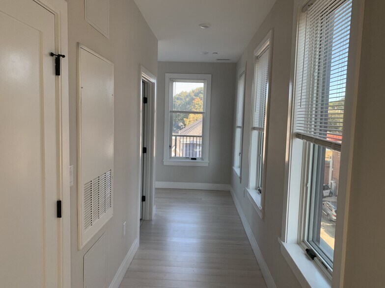 Building Photo - 203 Green St