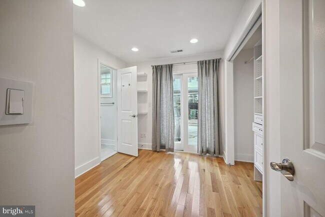 Building Photo - 1224 Holbrook St NE