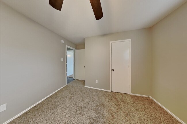 Building Photo - 17303 Davenway Dr