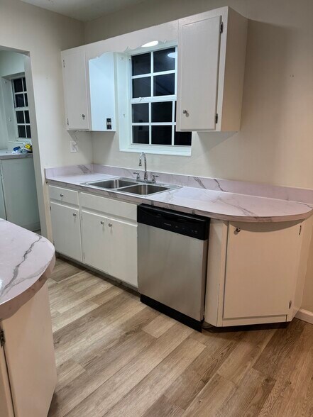 Building Photo - 217 SW 11th Ct