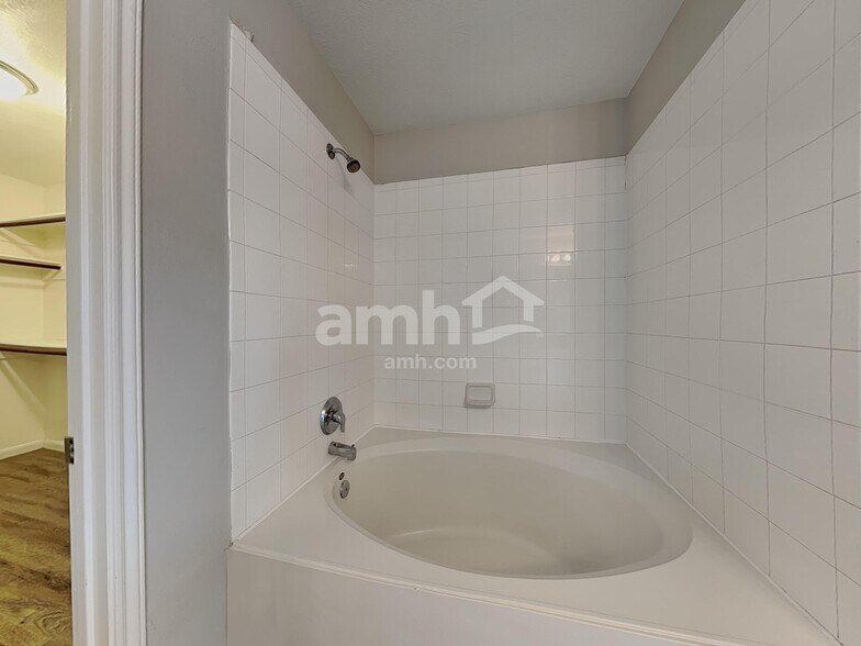 Building Photo - 21711 Falcongate Ct