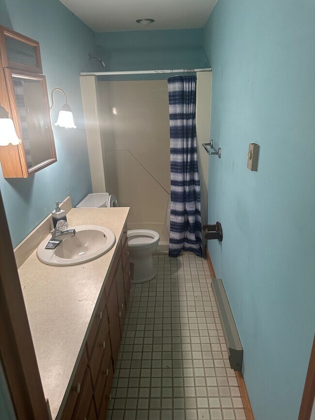 Building Photo - 3 Bed/3 Bath