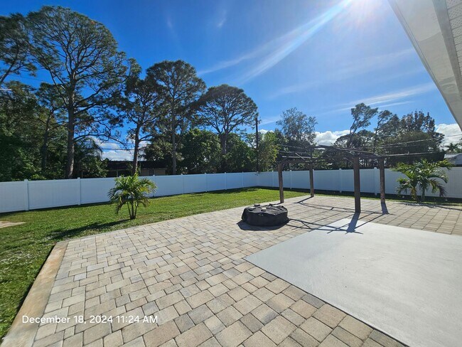 Building Photo - ** Beautiful 3/2 home featuring modern upgrades and a prime location!**