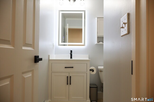 Building Photo - 25 W Silver St