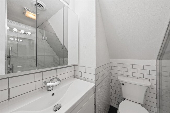 Building Photo - 2026 E Kenilworth Pl