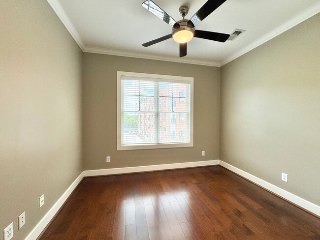 Building Photo - 2 Bedroom in Winstead Commons! Convenient to Lawndale Dr, Battleground Ave, and More!