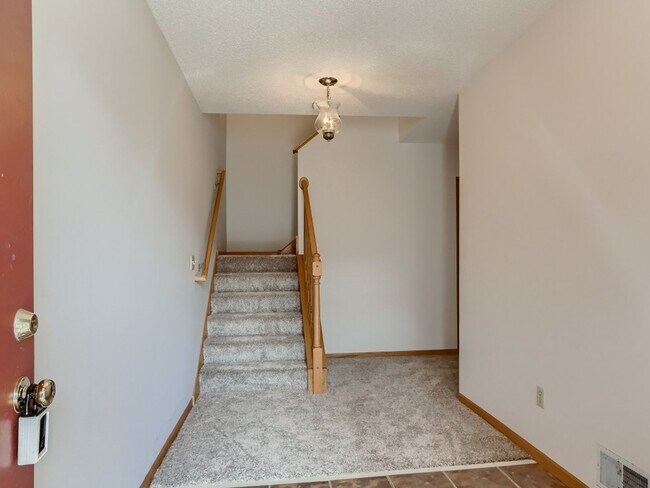 Building Photo - Stunning Woodbury Townhome -- NEW CARPET A...