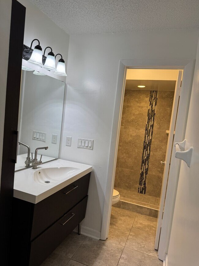 Building Photo - Freshly Updated Home for Lease – Move-In R...