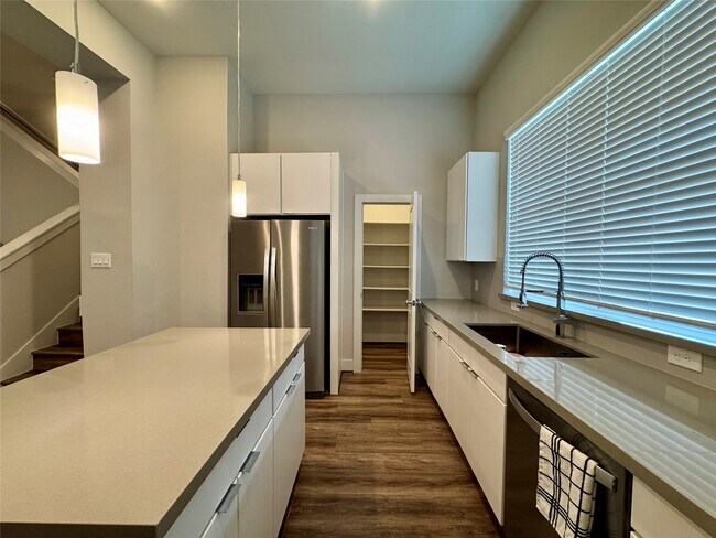 Building Photo - 1282 N Post Oak Rd