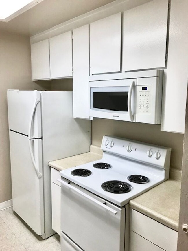 Building Photo - 3 Bed 1.5 Bath Townhouse in Antioch -- COM...
