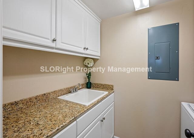 Building Photo - AVAILABLE SEPTEMBER- Beautiful Home in Paso Robles - 4 Bed / 4 Bath