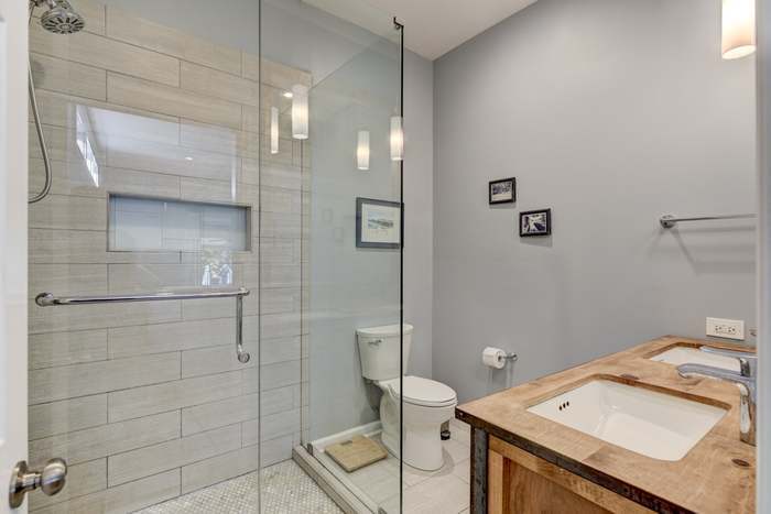 Master bathroom - 939 Seymour Ave