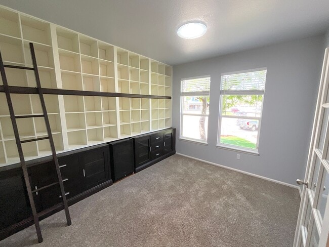 Building Photo - 6 Bedroom Home Available Near North Gate B...