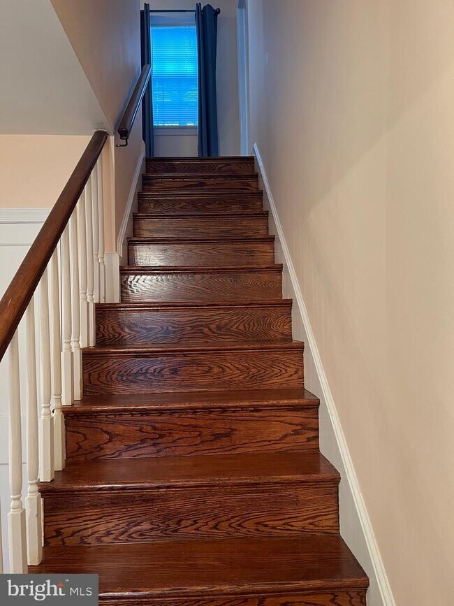 Building Photo - 102 Hillside Cir