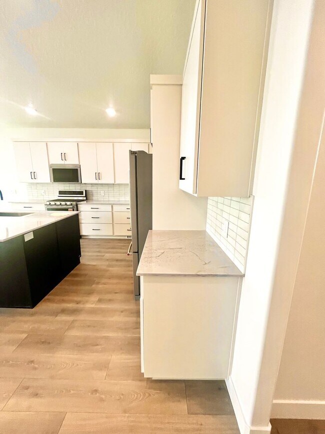 Building Photo - Stunning 5BD/3BA New Construction in Lehi | 3,287 SF | HOA Covers Yard | Aug 1