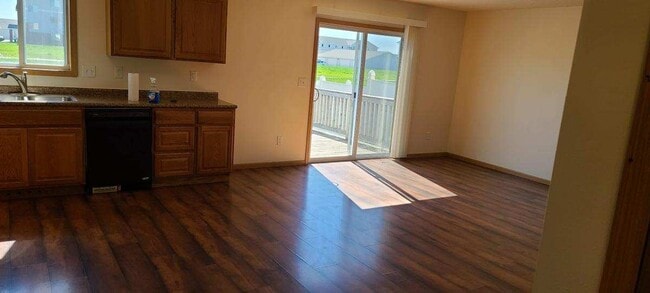 Building Photo - 4262 Estate Dr S