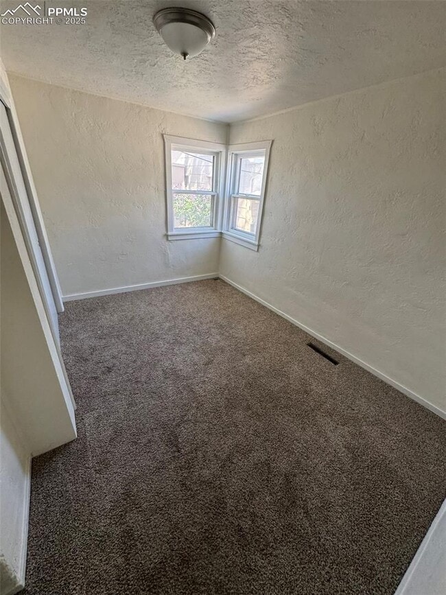 Building Photo - Centrally Located 1 Bedroom 1 Bathroom wit...