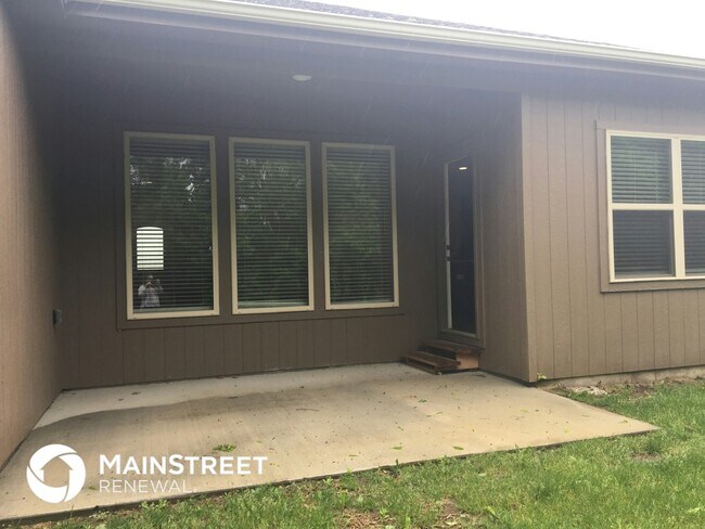 Building Photo - 213 NE Kim Ct