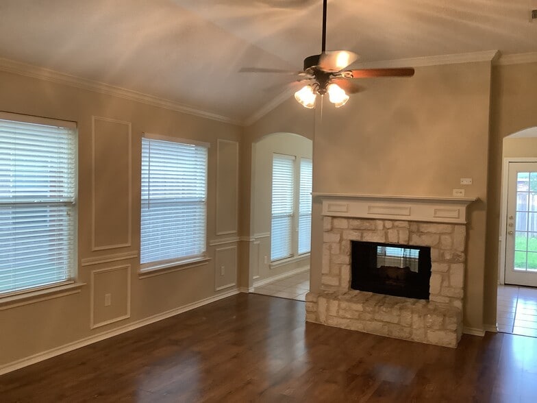 Building Photo - 4410 Shady Elm Dr