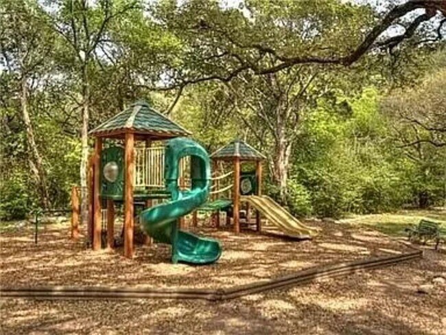 Building Photo - 5607 Courtyard Dr