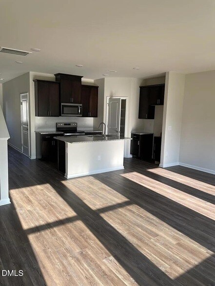 Building Photo - 930 Field Ivy Dr