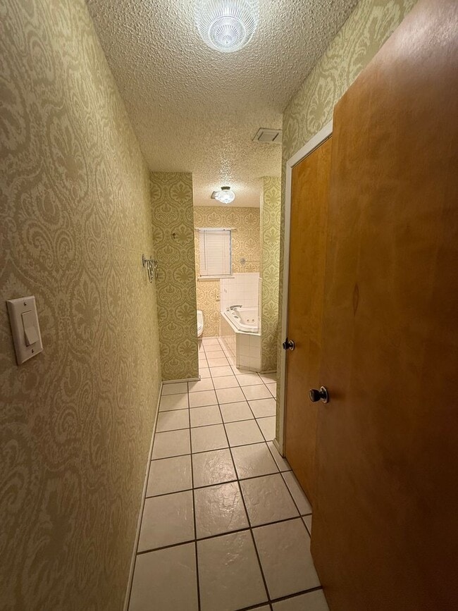 Building Photo - 3 Bed 3 Bath spacious home, with extra craft room, Lovely Backyard