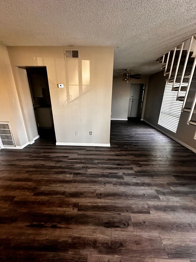 Building Photo - 3 bed 2 Bath Apartment for Rent