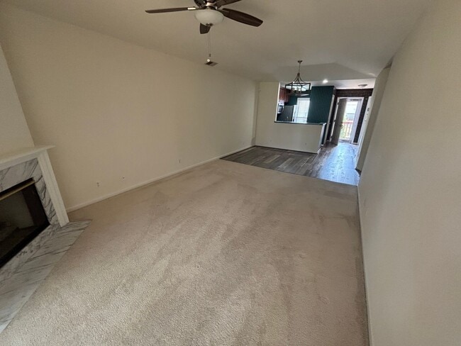 Building Photo - Charming 2 Bedroom Condo Located in York C...