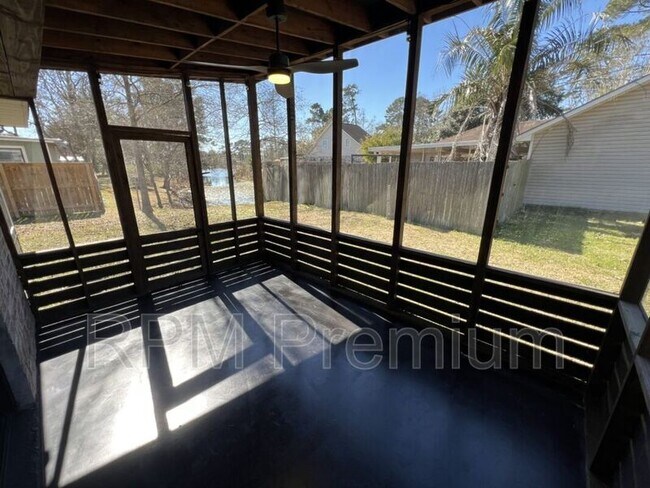 Building Photo - 10494 Wade Dr