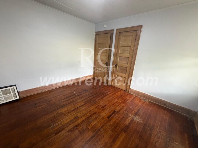 Building Photo - 7 Fairweight-