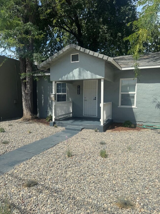 Building Photo - CHARMING 2 BED 1 BATH HOUSE WITH NEW FLOOR...