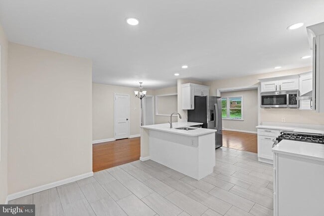 Building Photo - 705 Devon Rd