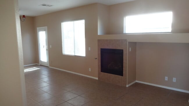 Building Photo - 3 BEDROOM, 2.5 BATH HOME WITH OPEN FLOORPLAN, ISLAND KITCHEN