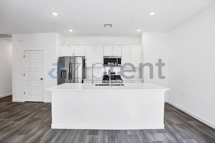 Building Photo - 6173 E Robinson Ave