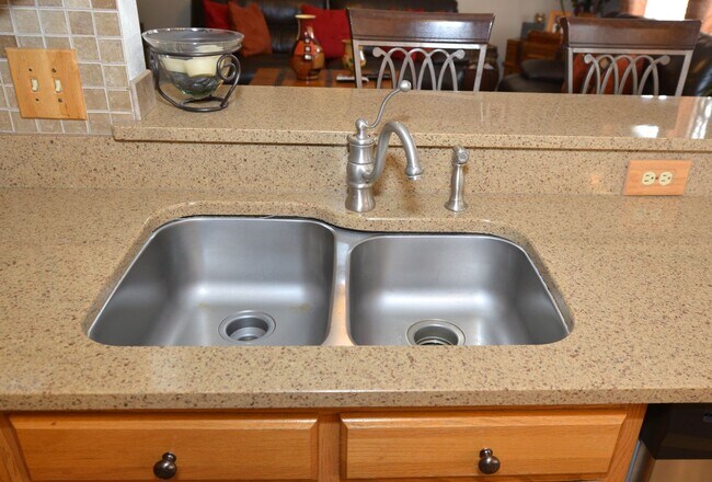 Building Photo - Quiet Cul-de -sac