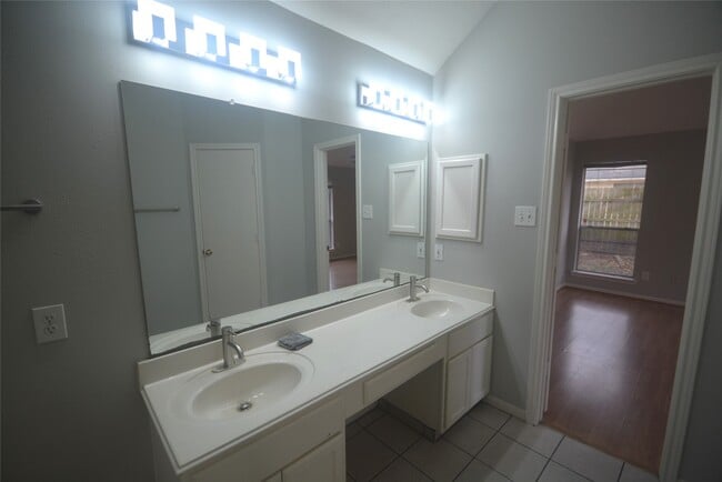 Building Photo - 1622 Regal Blue Ct